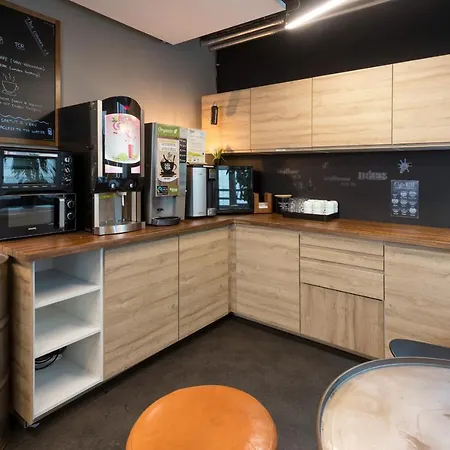 Hostel Hi Brussels South Airport *